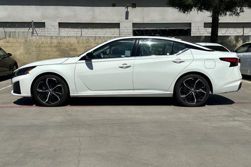Glacier White 2023 Nissan Altima 2.5 SR