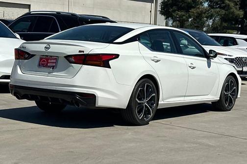Glacier White 2023 Nissan Altima 2.5 SR