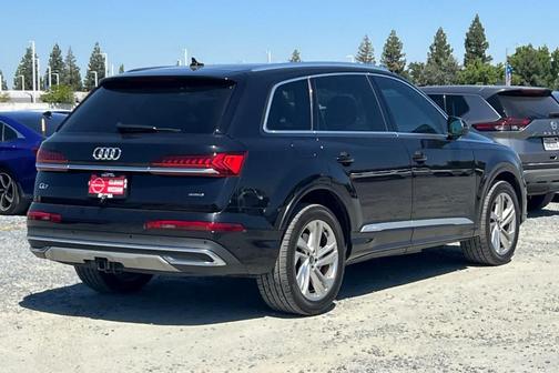 Orca Black Metallic 2021 Audi Q7 45 Premium