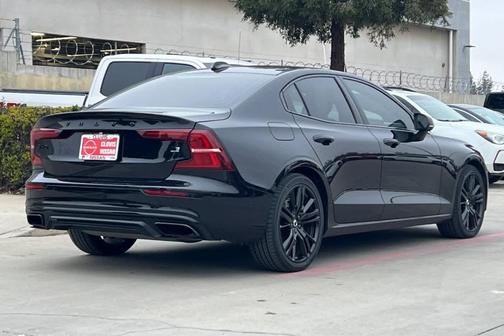 2022 Volvo S60 Recharge Plug-In Hybrid T8 Black Edition R-Design Extended Range