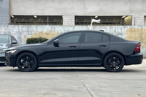 2022 Volvo S60 Recharge Plug-In Hybrid T8 Black Edition R-Design Extended Range