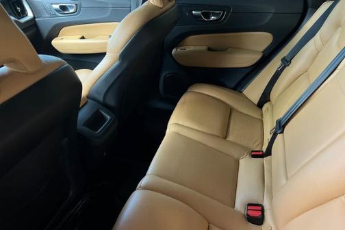 Black 2019 Volvo XC60 T6 Momentum