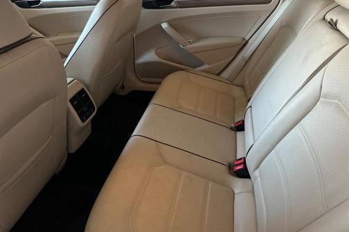 2017 Volkswagen Passat 1.8T SE w/Technology