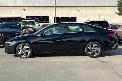 2025 Hyundai ELANTRA Limited