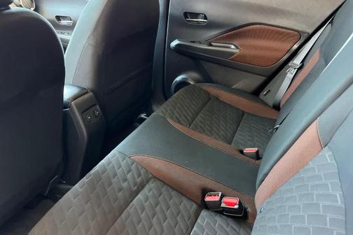 Aspen White / Super Black 2024 Nissan Kicks SR