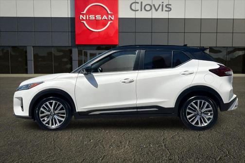 Aspen White / Super Black 2024 Nissan Kicks SR