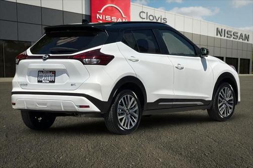 Aspen White / Super Black 2024 Nissan Kicks SR