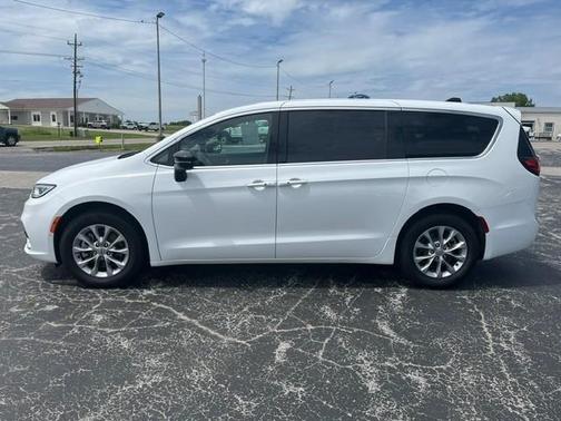 White 2025 Chrysler Pacifica Select