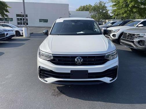 Opal White Pearl Effect 2024 Volkswagen Tiguan 2.0T SE R-Line Black