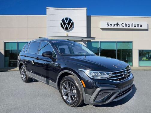 Deep Black Pearl Effect 2023 Volkswagen Tiguan 2.0T SE