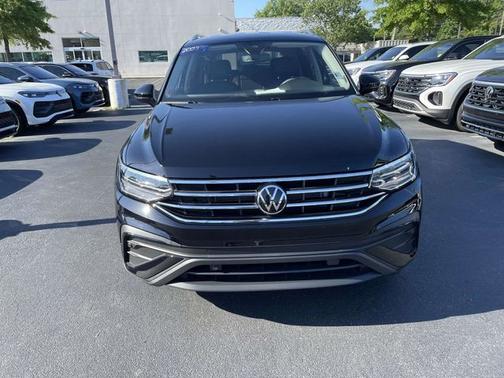 Deep Black Pearl Effect 2023 Volkswagen Tiguan 2.0T SE