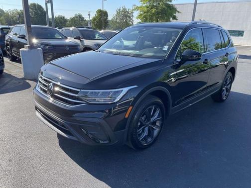 Deep Black Pearl Effect 2023 Volkswagen Tiguan 2.0T SE