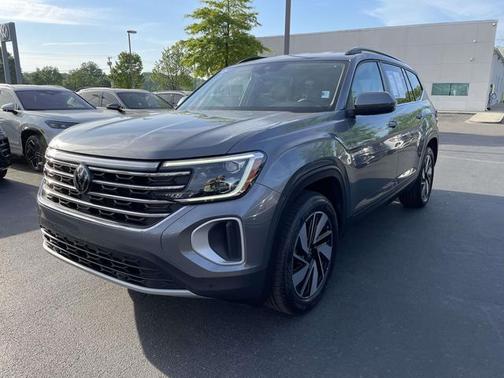Platinum Gray Metallic 2024 Volkswagen Atlas 2.0T SE w/ Technology
