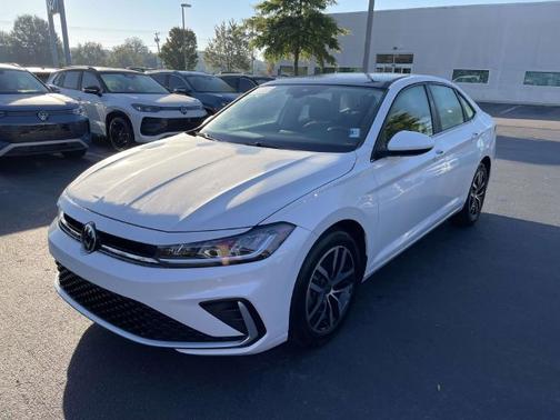 Opal White Pearl Effect 2025 Volkswagen Jetta 1.5T SE