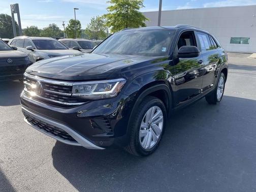 Deep Black Pearl Effect 2023 Volkswagen Atlas Cross Sport 3.6 V6 SE w/ Technology