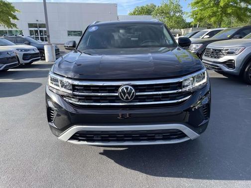 Deep Black Pearl Effect 2023 Volkswagen Atlas Cross Sport 3.6 V6 SE w/ Technology