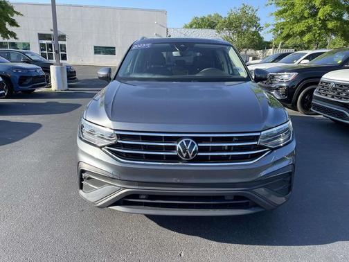 Platinum Gray Metallic 2023 Volkswagen Tiguan 2.0T SE