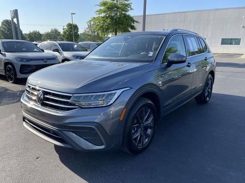 Platinum Gray Metallic 2023 Volkswagen Tiguan 2.0T SE