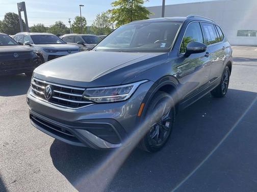 Platinum Gray Metallic 2023 Volkswagen Tiguan 2.0T SE