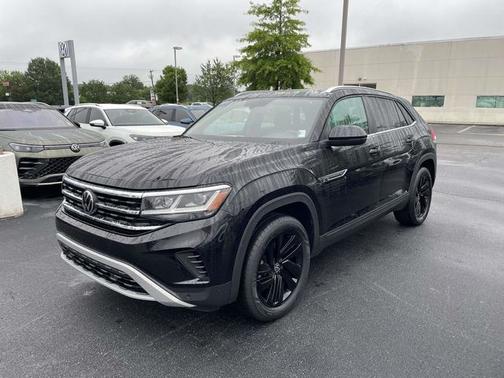 Deep Black Pearl Effect 2023 Volkswagen Atlas Cross Sport 2.0T SE w/ Technology