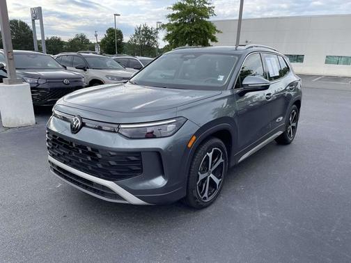 Platinum Gray Metallic 2026 Volkswagen Tiguan 2.0T SE