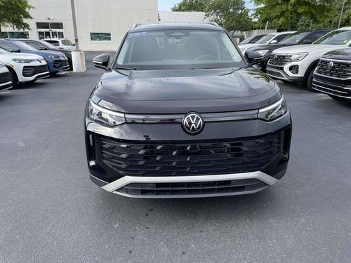 Deep Black Pearl Effect 2026 Volkswagen Tiguan 2.0T SE