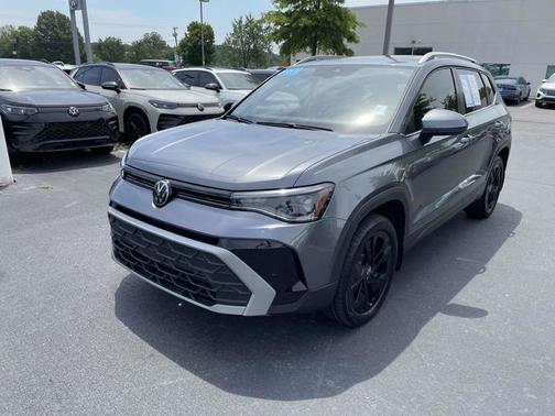 Platinum Gray Metallic 2025 Volkswagen Taos 1.5T SE