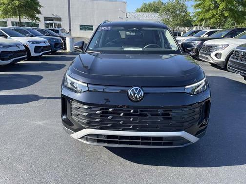 Deep Black Pearl Effect 2025 Volkswagen Tiguan 2.0T SE
