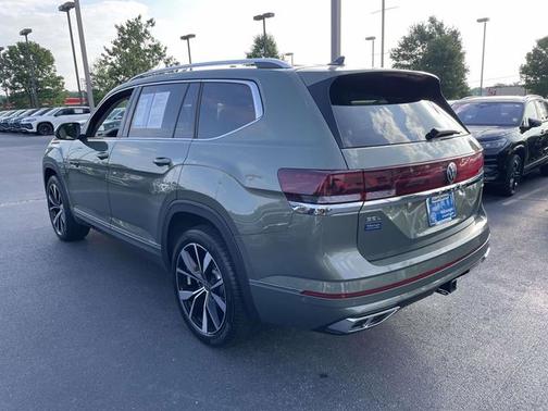 Avocado Green Pearl 2026 Volkswagen Atlas 2.0T SEL Premium R-Line