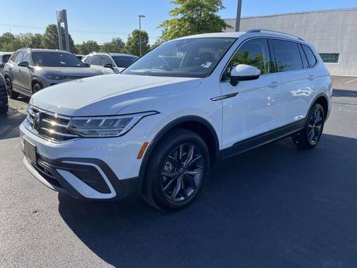 Pure White 2022 Volkswagen Tiguan 2.0T SE