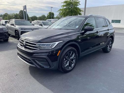 Deep Black Pearl Effect 2023 Volkswagen Tiguan 2.0T SE