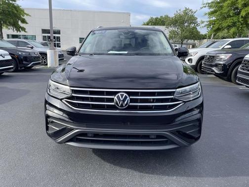 Deep Black Pearl Effect 2023 Volkswagen Tiguan 2.0T SE