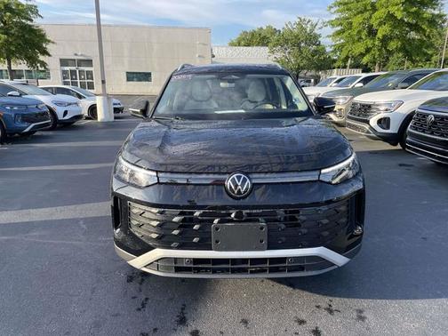 Deep Black Pearl Effect 2025 Volkswagen Tiguan 2.0T SE