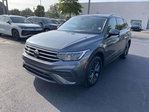 Platinum Gray Metallic 2023 Volkswagen Tiguan 2.0T SE