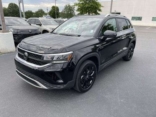 Deep Black Pearl Effect 2024 Volkswagen Taos 1.5T SE