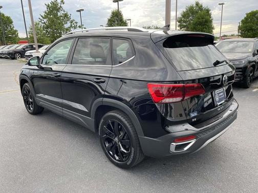 Deep Black Pearl Effect 2024 Volkswagen Taos 1.5T SE