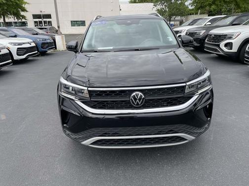 Deep Black Pearl Effect 2024 Volkswagen Taos 1.5T SE