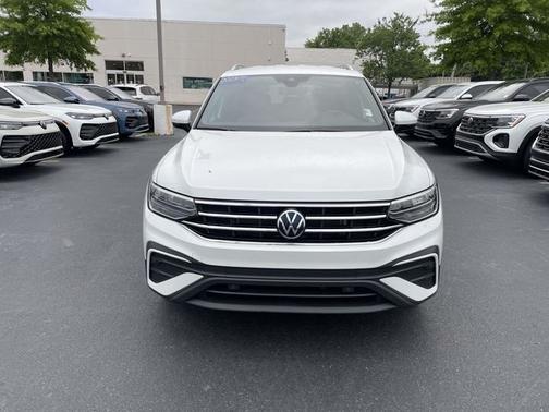 Opal White Pearl Effect 2023 Volkswagen Tiguan 2.0T SE