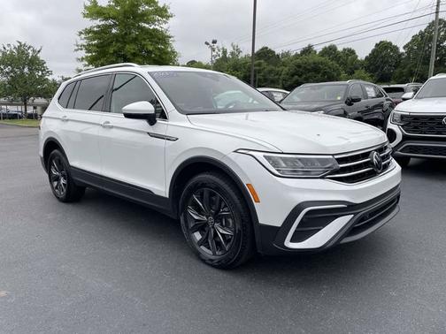 Opal White Pearl Effect 2023 Volkswagen Tiguan 2.0T SE