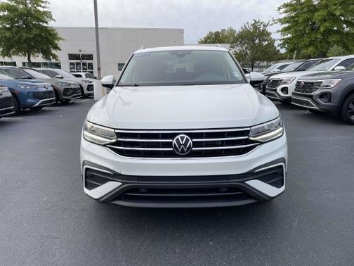Opal White Pearl Effect 2023 Volkswagen Tiguan 2.0T SE