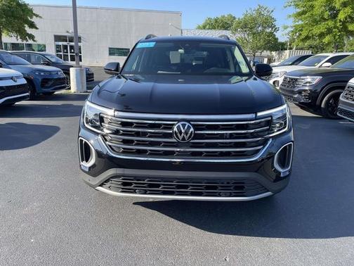 Deep Black Pearl Effect 2025 Volkswagen Atlas 2.0T SE w/ Technology