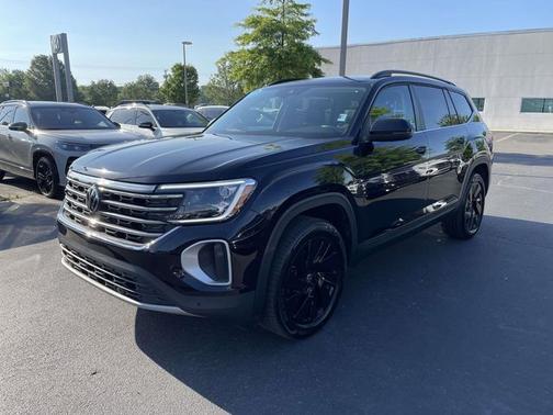Deep Black Pearl Effect 2025 Volkswagen Atlas 2.0T SE w/ Technology