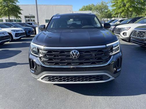 Deep Black Pearl Effect 2024 Volkswagen Atlas Cross Sport 2.0T SE w/ Technology
