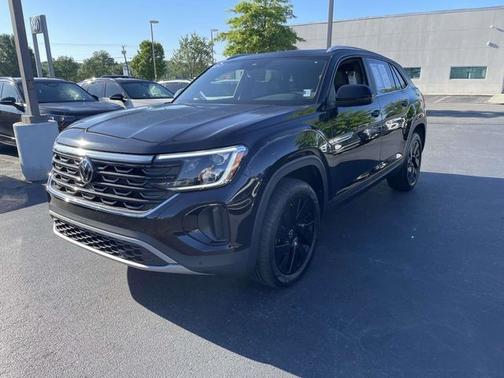 Deep Black Pearl Effect 2024 Volkswagen Atlas Cross Sport 2.0T SE w/ Technology