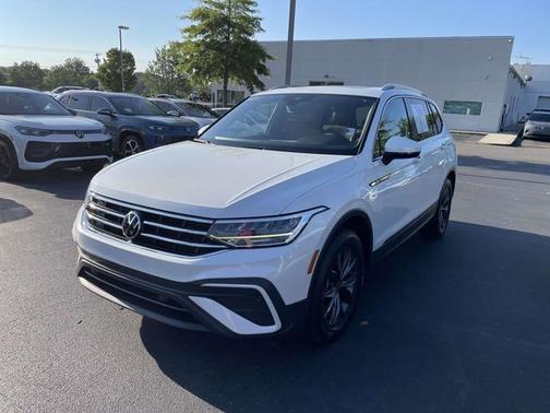 Opal White Pearl Effect 2023 Volkswagen Tiguan 2.0T SE