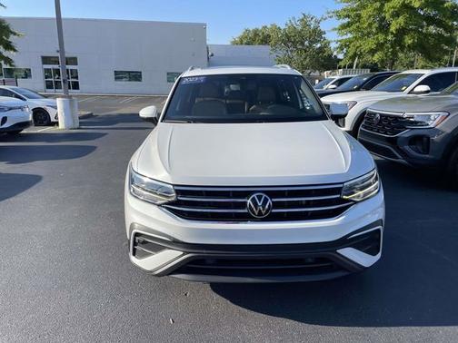 Opal White Pearl Effect 2023 Volkswagen Tiguan 2.0T SE