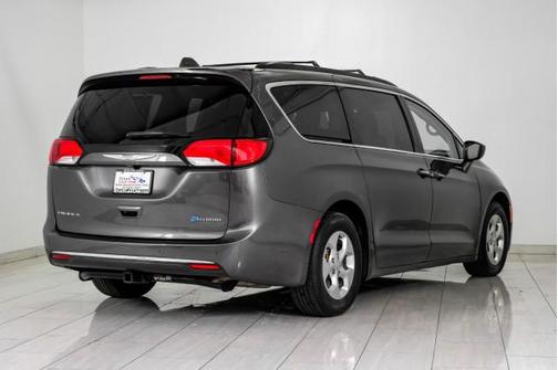 2017 Chrysler Pacifica Hybrid Premium