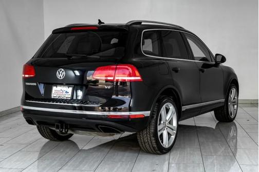 Deep Black Pearl 2017 Volkswagen Touareg V6 Executive