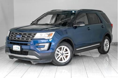 Blue Jeans Metallic 2017 Ford Explorer XLT