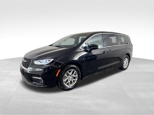 Diamond Black 2026 Chrysler Pacifica Select